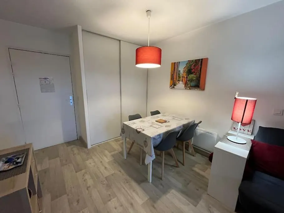 F2 Cozy Vue Mer, Piscine, Parking, Tout A Pied ! Antibes 0*,  France